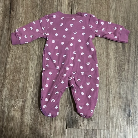 Star Wars resistance footed pajama. Zip up front with over button closure. - Picture 3 of 3